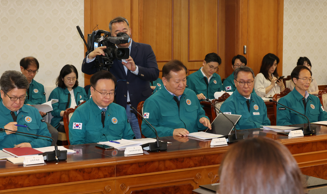 조규홍 보건복지부 장관, 이상민 행정안전부 장관 등 관계자들이 10일 서울 종로구 정부서울청사에서 열린 의사집단행동 중앙재난안전대책본부 회의에 참석해 있다. 연합뉴스
