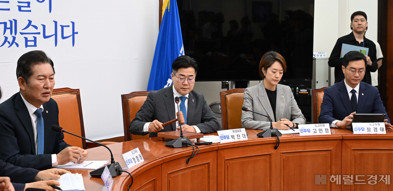 박찬대 더불어민주당 원내대표가 10일 서울 여의도 국회에서 열린 최고위원회의에 참석해 회의시작을 알리는 의사봉을 두드리고 있다. 이상섭 기자