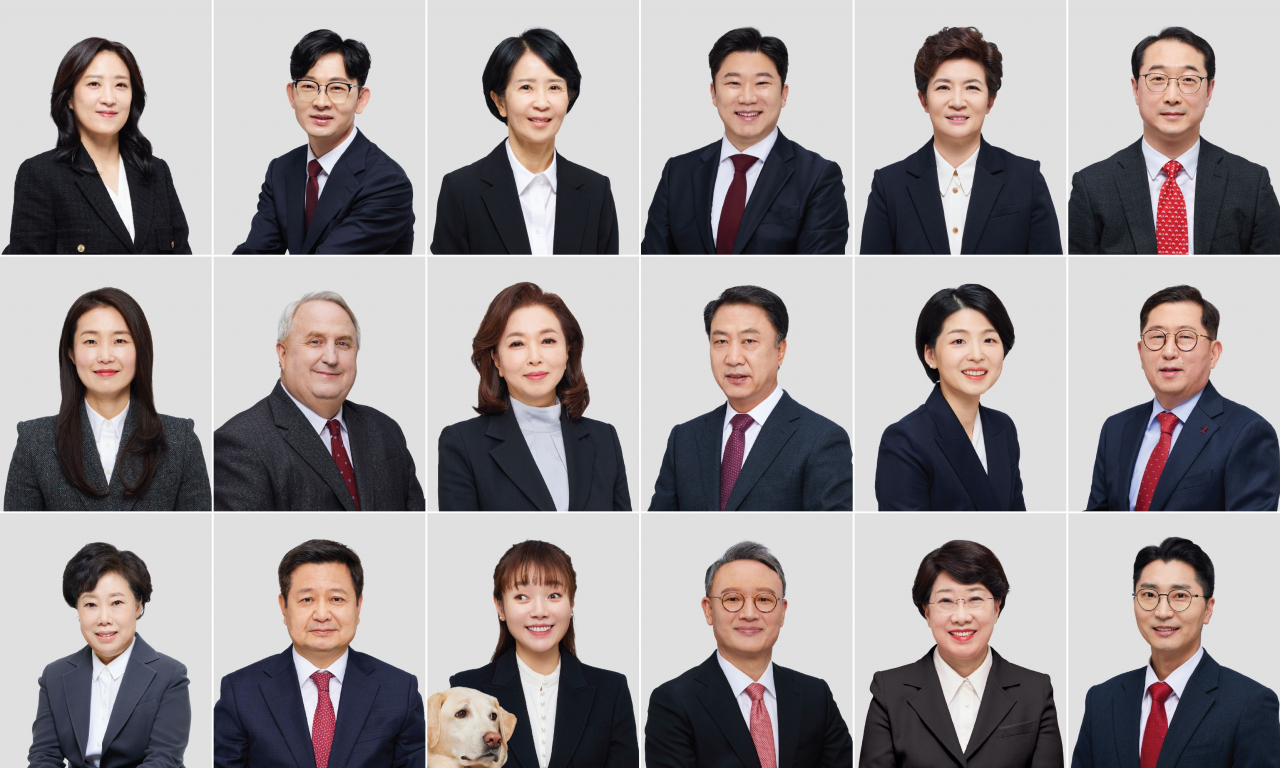 국민의힘 비례대표 국회의원 당선인들. 첫번째줄 왼쪽부터 최보윤,박충권,최수진,진종오,강선영,김건. 두번째줄 왼쪽부터 김소희,인요한,김민전,김위상,한지아,유용원. 세번째줄 왼쪽부터 조배숙,김장겸,김예지,안상훈,이달희,박준태. [연합]