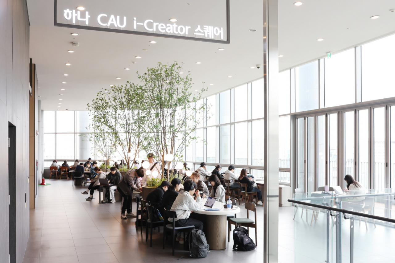 중앙대학교 서울캠퍼스 100주년 기념관 1층 로비에 마련된 ‘하나 CAU i-Creator 스퀘어’. [중앙대학교 제공]