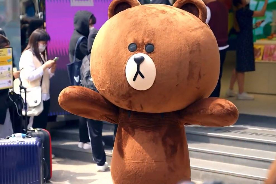 라인프렌즈 스토어 앞 [유튜브 LINE FRIENDS 캡처]