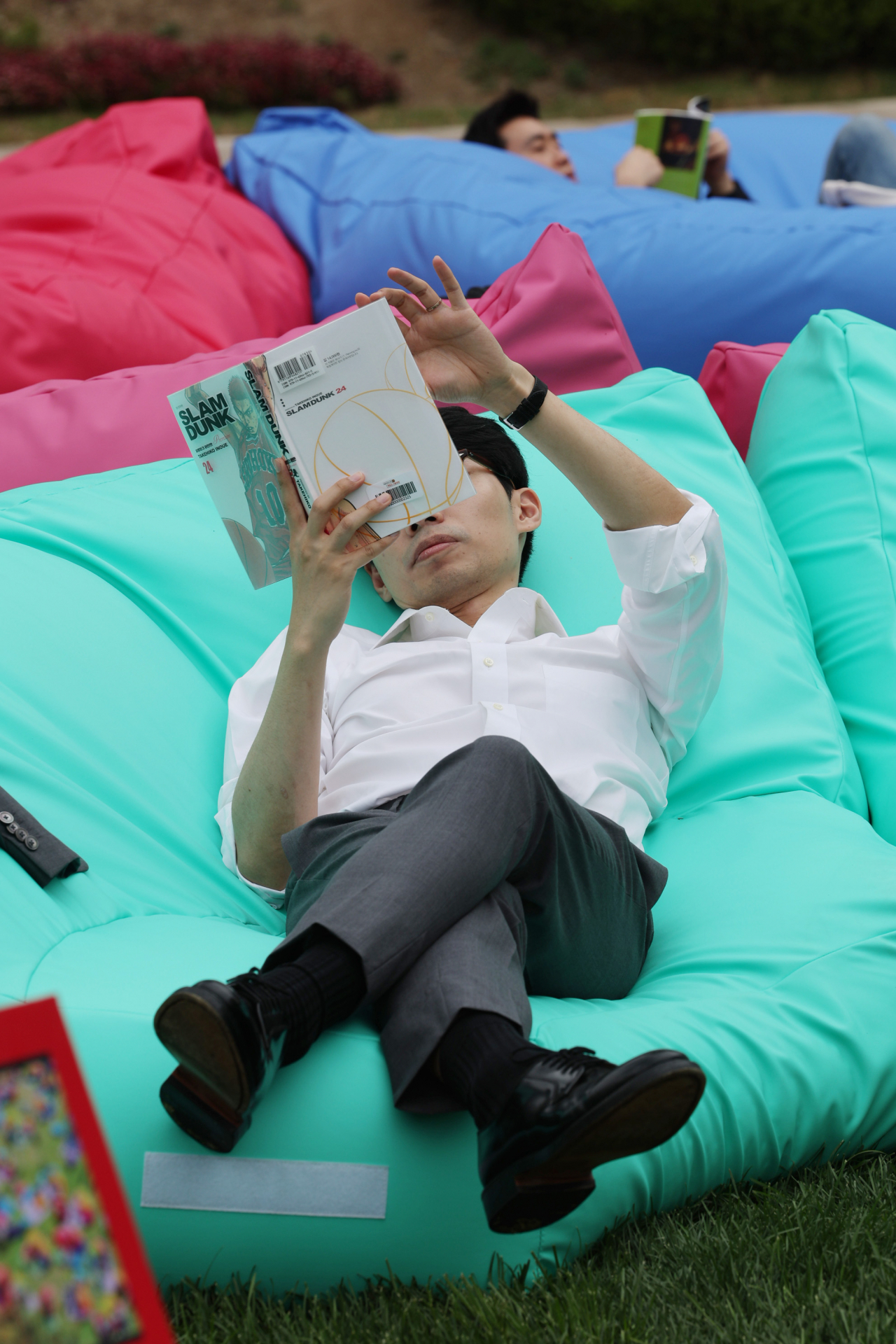 서울시청 앞 서울광장에 마련된 야외도서관인 ‘책읽는 서울광장’을 찾은 시민들이 빈백에 앉아 휴식하고 있다.[연합]