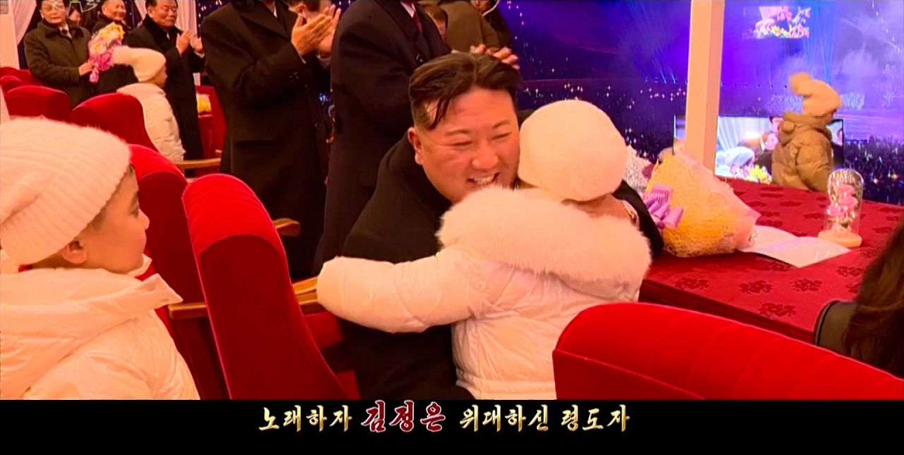 북한 조선중앙TV가 김정은 국무위원장을 찬양하는 뮤직비디오 형태의 새 선전가요 ‘친근한 어버이’를 17일 공개했다. 가수 김류경이 노래를 부르며 가사는 김 위원장을 ‘위대한 령도자’와 ‘친근한 어버이’로 묘사한다.[연합]