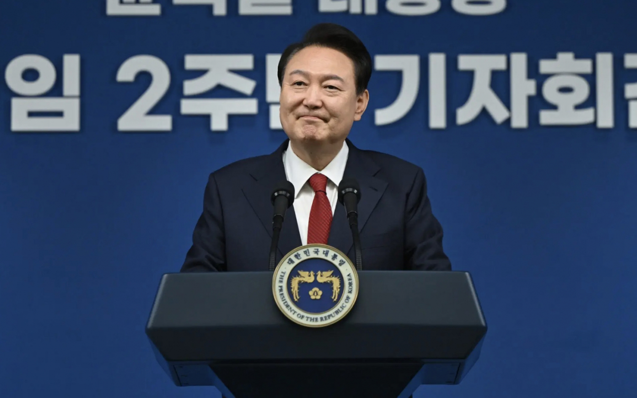 윤석열 대통령이 지난 9일 용산 대통령실 청사 브리핑룸에서 열린 취임 2주년 기자회견에서 취재진의 질문을 들으며 미소짓고 있다. [대통령실]