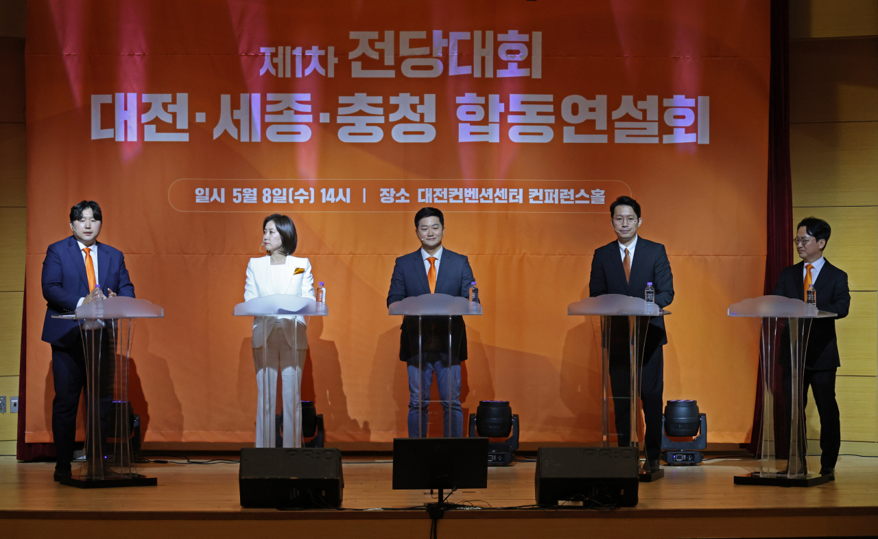 8일 오후 대전 유성구 도룡동 DCC대전컨벤션센터에서 열린 개혁신당 제1차 전당대회 대전·세종·충청 합동연설회에서 후보들이 토론회를 하고 있다. 왼쪽부터 전성균, 허은아, 조대연, 이기인, 천강정 후보.[연합]