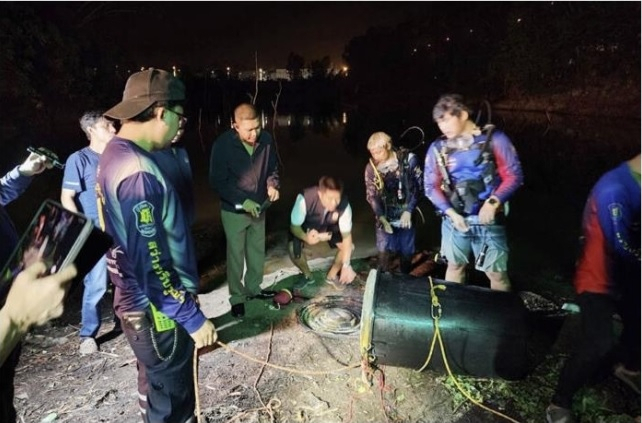 지난 11일 태국 파타야의 한 저수지에서 태국 경찰이 시멘트로 채워진 플라스틱 드럼통을 건져 올리고 있다. 이 드럼통 안에서는 한국인 관광객 B씨(34)의 시신이 나왔다. [헤럴드경제 DB]