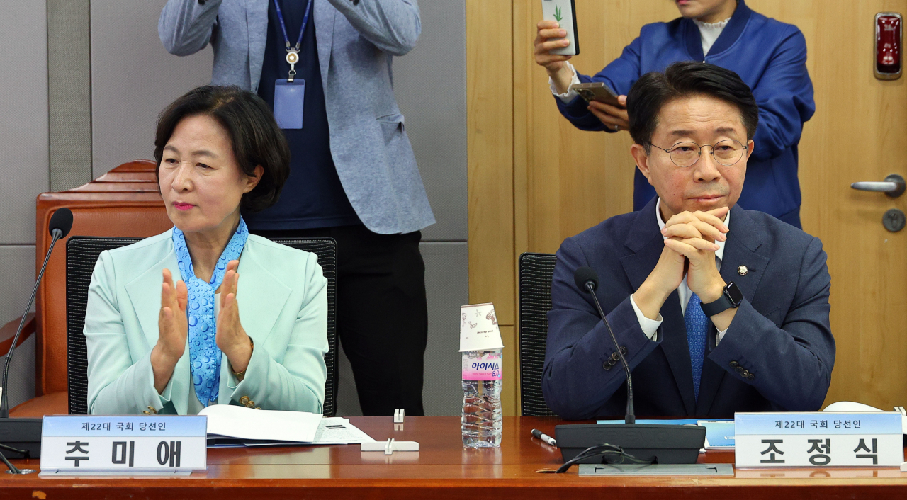 조정식 더불어민주당 의원과 추미애 당선인이 8일 오후 서울 국회 의원회관에서 열린 기본사회 정책 간담회에서 잠시 생각에 잠겨있다. [연합]