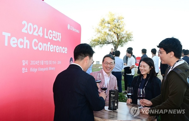 조주완 LG전자 CEO(왼쪽 두 번째)가 11일(현지시간) 미국 캘리포니아주 쿠퍼티노에서 열린 해외 인재채용 프로그램 'LG전자 북미 테크 콘퍼런스'를 주관하며 참석자들과 이야기를 나누고 있다. [연합]