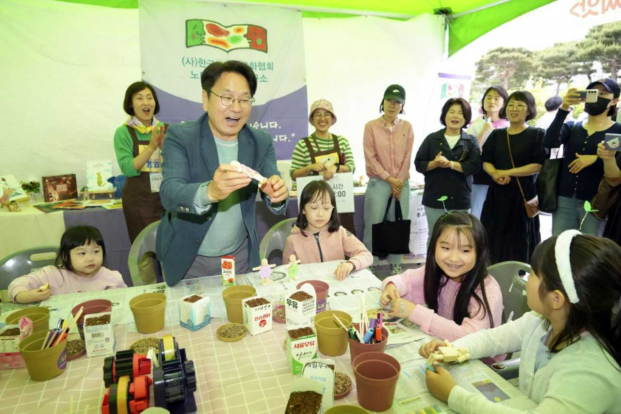 광주광역시는 11일 시청 잔디광장에서 ‘도서관 문화마당’을 개최했다.