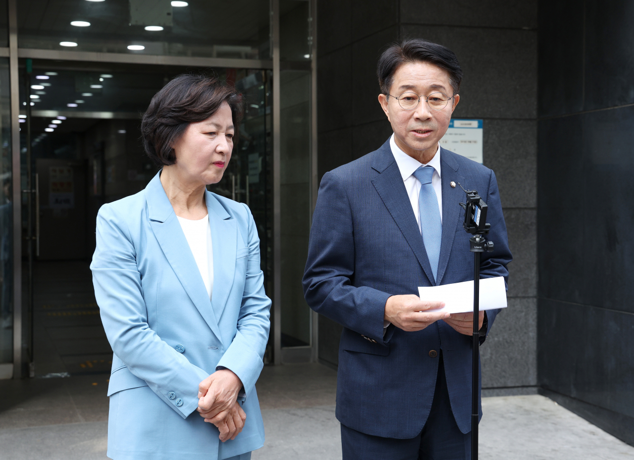 추미애 더불어민주당, 조정식 국회의장 경선 후보가 12일 오후 서울 여의도의 한 식당에서 국회의장 단일화를 논의한 뒤 건물을 나와 입장을 밝히고 있다. [연합]