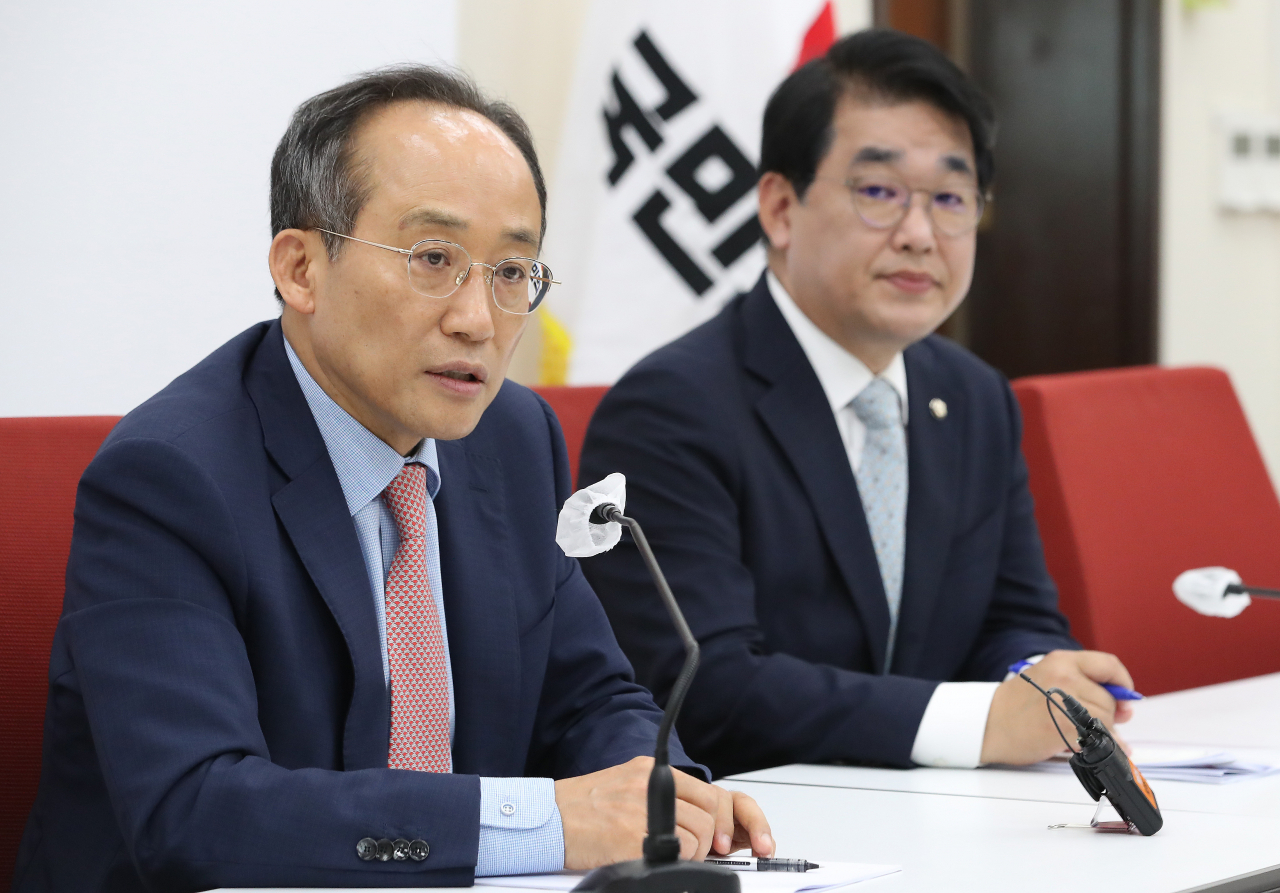 추경호 국민의힘 원내대표(왼쪽)와 배준영 원내수석부대표가 12일 오후 서울 여의도 국회에서 열린 티타임에서 취재진들의 질문에 답하고 있다. [연합]