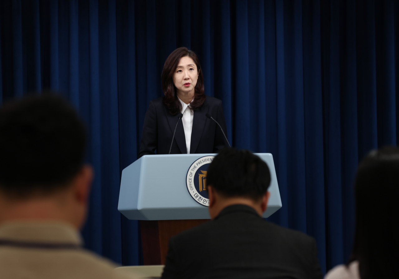 김수경 대통령실 대변인이 12일 서울 용산 대통령실 청사에서 현안 브리핑을 하고 있다. [연합]