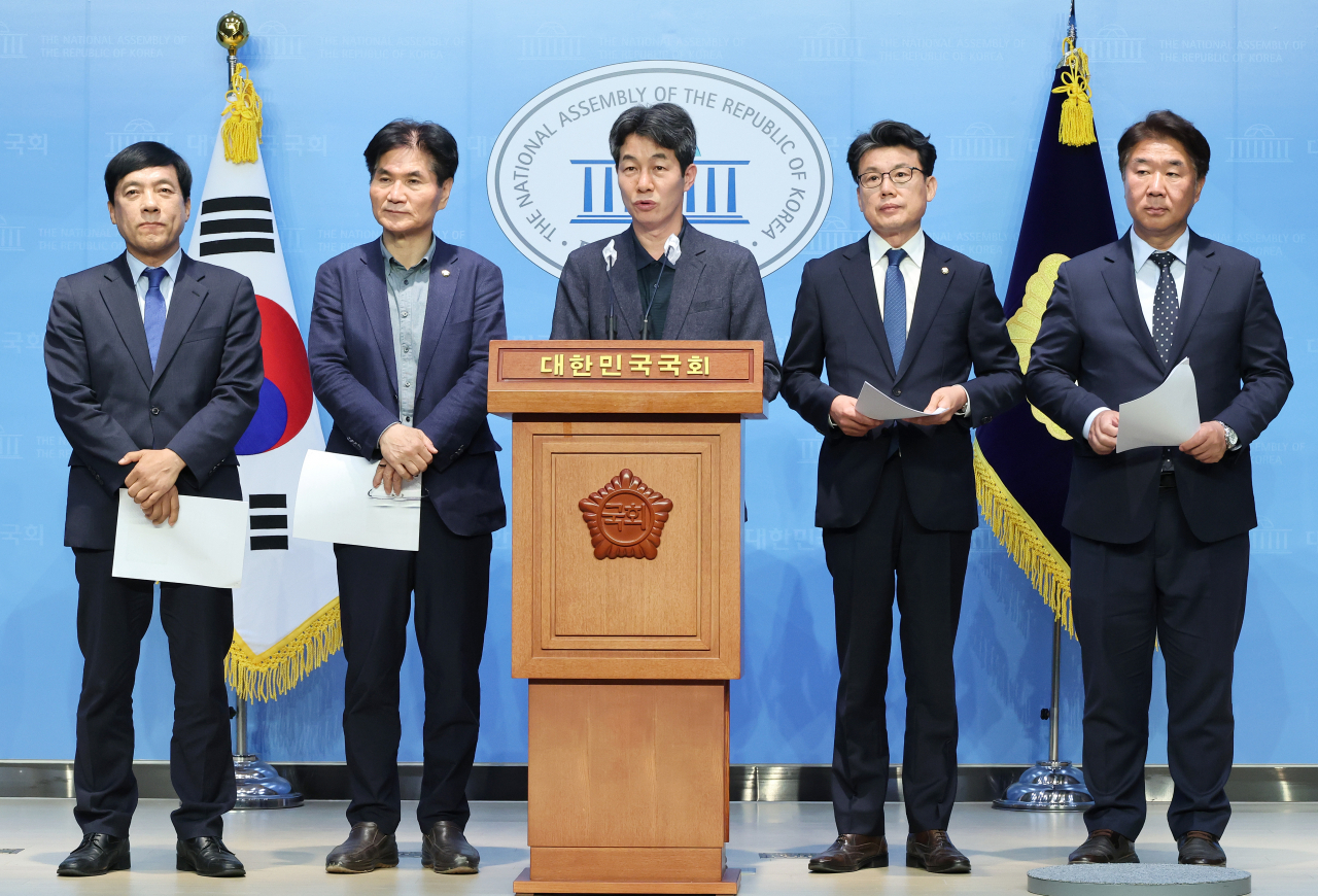 더불어민주당 의원과 당선인들이 12일 오전 서울 여의도 국회 소통관에서 문재인 전 대통령 주변 수사와 관련해 기자회견을 하고 있다. 왼쪽부터 이성윤 당선인, 이용선 의원, 윤건영 의원, 진성준 의원, 이기헌 당선인.[연합]