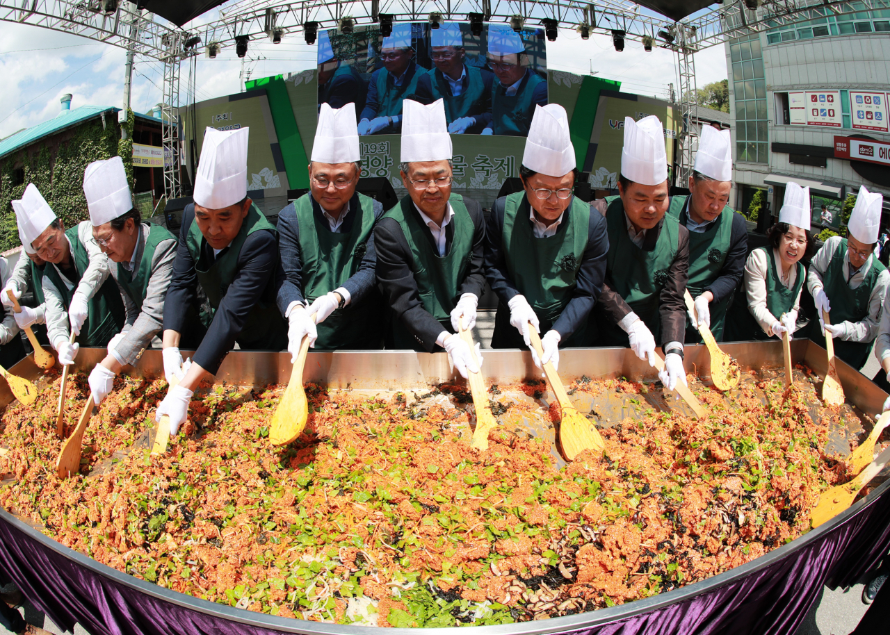 제19회 영양산나물축제 중 '1219인분 산나물비빔밥 만들기' 모습.[영양군 제공]