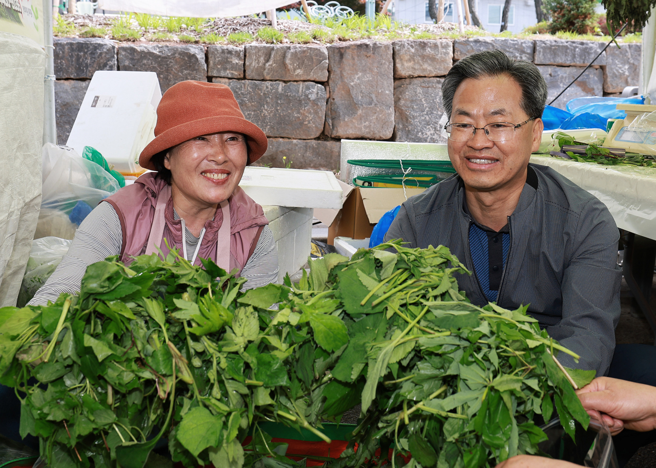 오도창 영양군수가 영양산나물축제 현장에서 산나물을 홍보하고 있다.[영양군 제공]