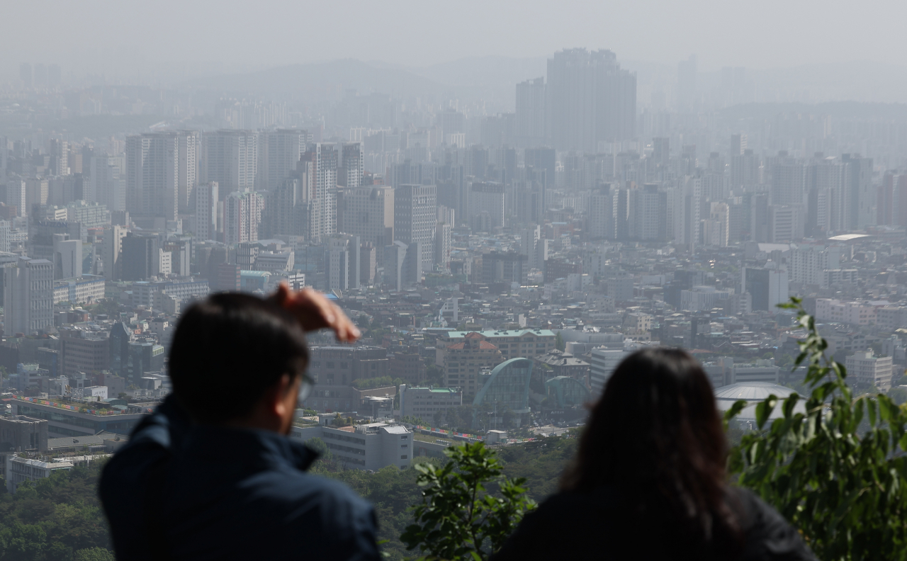 12일 오전 서울 중구 남산에서 바라본 도심이 뿌옇다. [연합]
