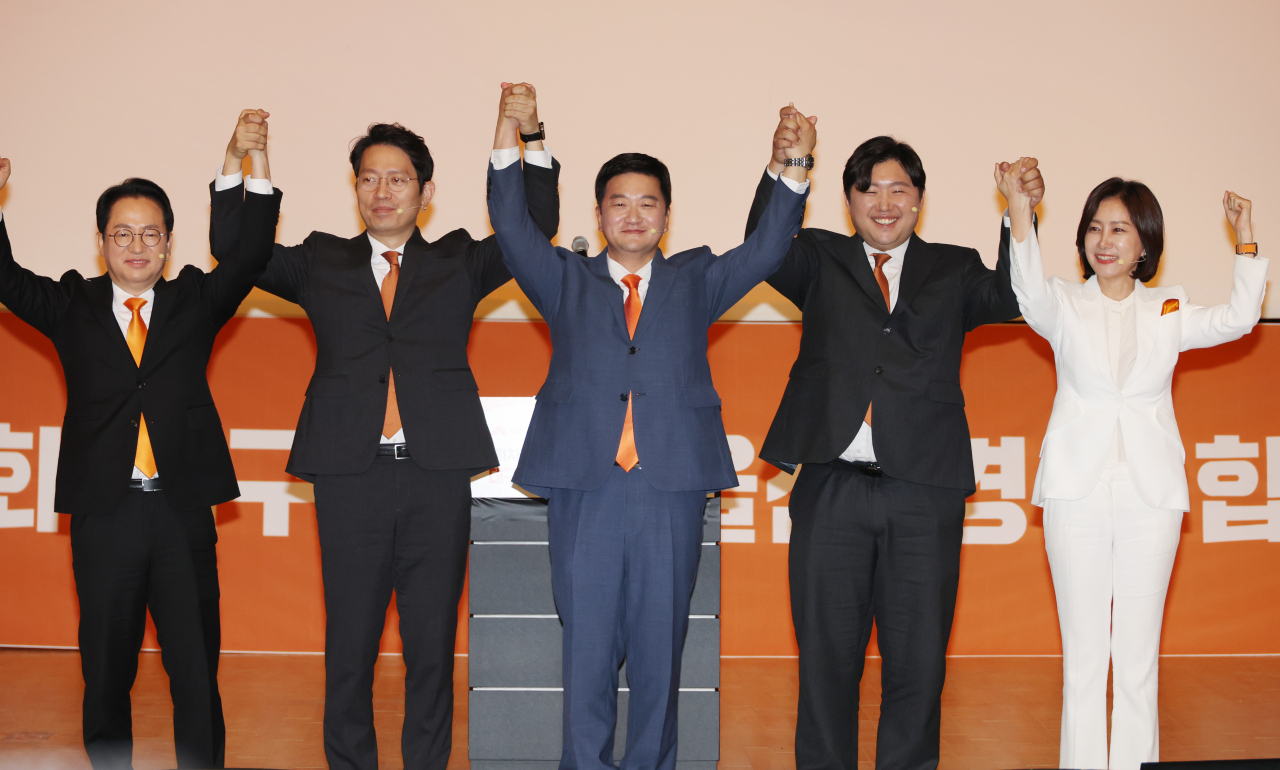 12일 오후 대구 엑스코에서 열린 개혁신당 제1차 전당대회 대구·부산·울산·경상 합동연설회에서 후보들이손을 들어 인사하고 있다. 왼쪽부터 천강정, 이기인, 조대원, 전성균, 허은아 후보. [연합]