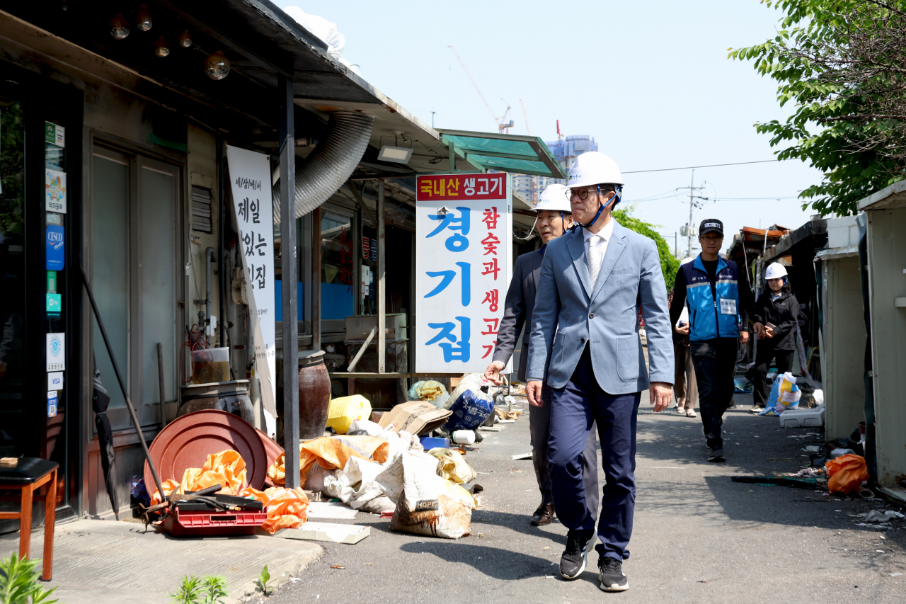 5월 8일 마장동 먹자골목이 일제 철거 정비에 들어갔다. 정원오 성동구청장이 현장을 점검하고 있는 모습[성동구 제공]