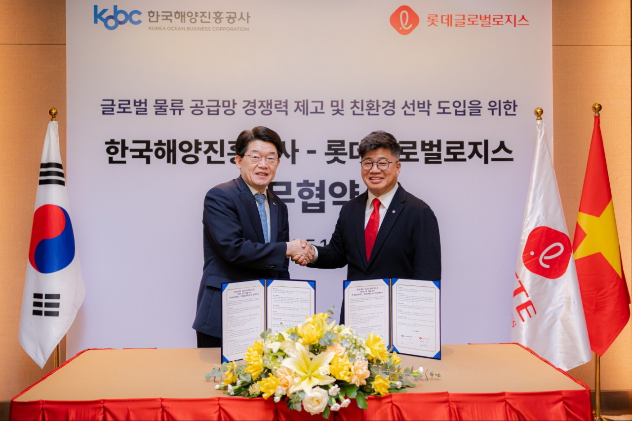 강병구(오른쪽) 롯데글로벌로지스 대표이사와 김양수 한국해양진흥공사 사장이 지난 10일 베트남 호치민 롯데호텔에서 열린 업무협약식에서 기념사진을 촬영하고 있다. [롯데글로벌로지스 제공]