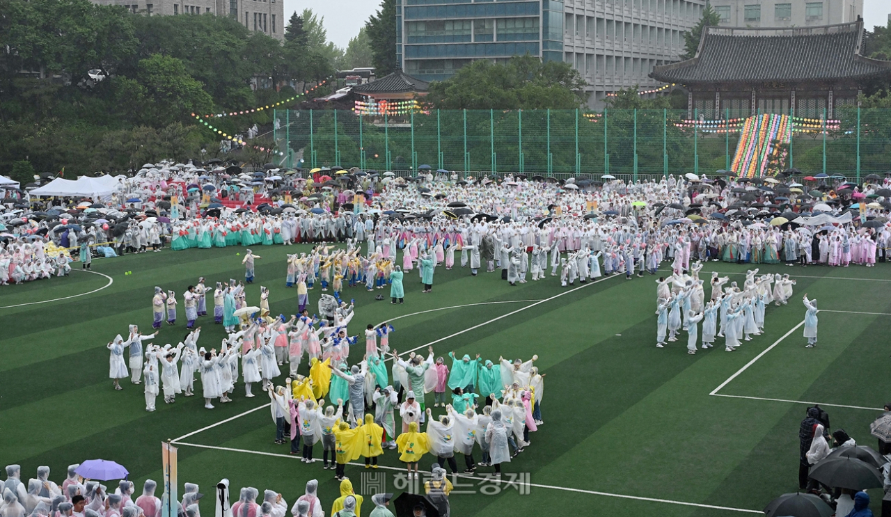 11일 오후 서울 동국대학교 대운동장에서 2024 연등회 개회를 알리는 연등법회가 봉행되고 있다. 이상섭 기자