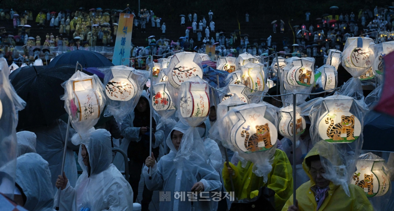 11일 오후 서울 동국대학교에서 2024 연등회 개회를 알리는 연등법회 종료 후 연등행렬이 시작되고 있다. 이상섭 기자