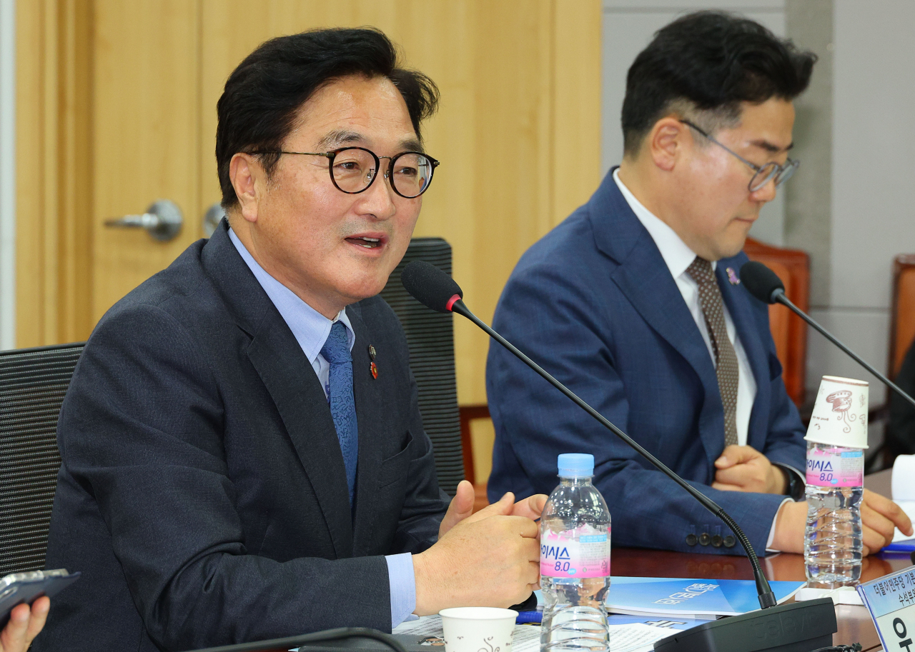 우원식 더불어민주당 의원이 지난 8일 오후 서울 국회 의원회관에서 열린 기본사회 정책 간담회에서 발언하고 있다. [연합]