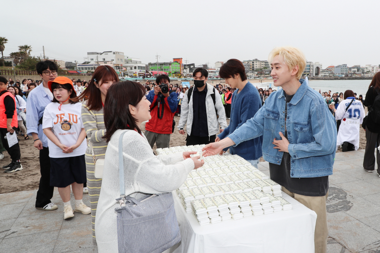 한류스타 플로깅 팬미팅 여행상품에 참가한 일본인 여행객들
