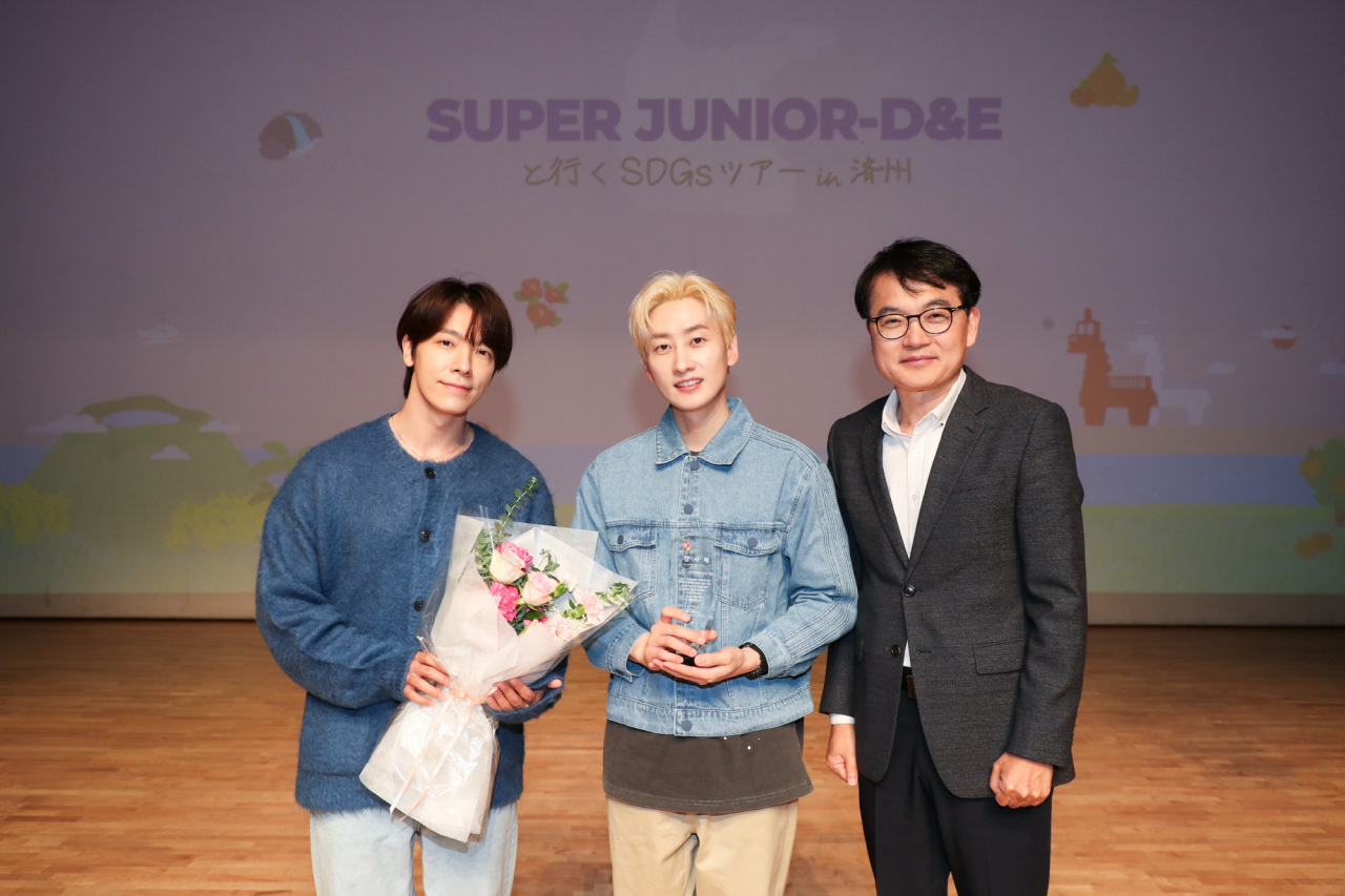 수퍼주니어 멤버들과 유진호 본부장