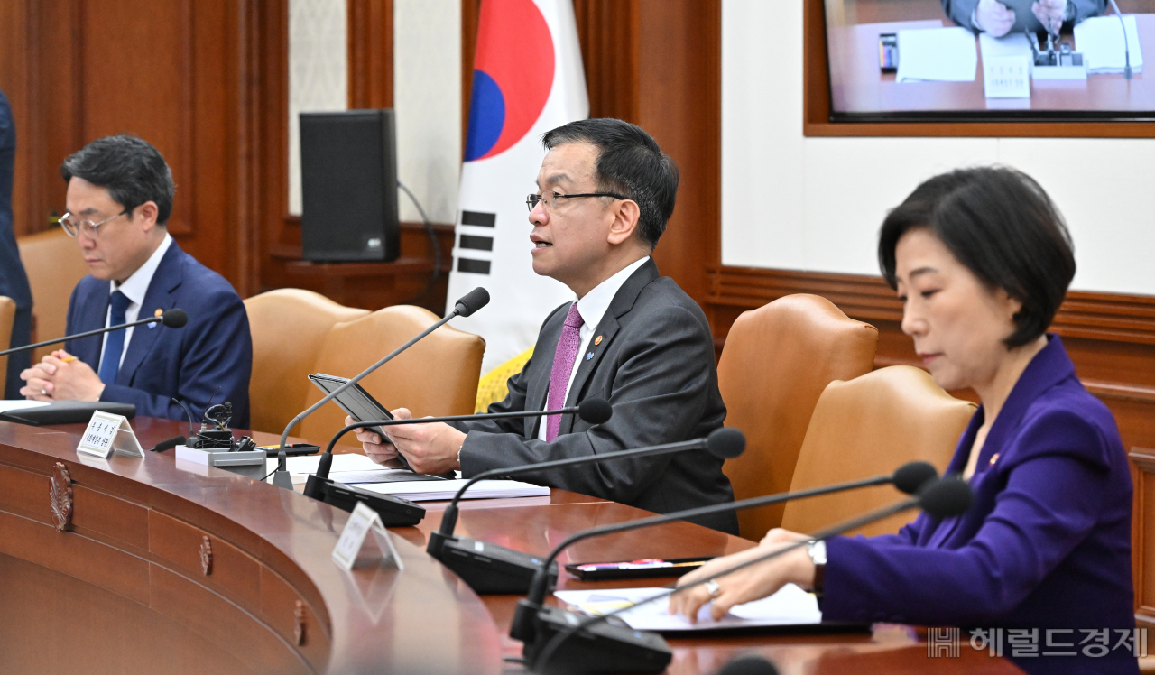 최상목(가운데) 경제부총리 겸 기획재정부 장관이 13일 서울 종로구 정부서울청사에서 열린 경제관계장관회의에서 모두발언을 하고 있다. 임세준 기자
