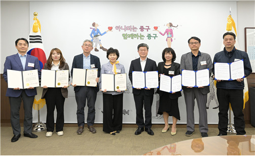 서울 중구는 숨어있는 위기가구를 찾아내기 위해 중부수도사업소, 예스코 도시가스 중부고객센터, 예스코 도시가스 서부고객센터와 업무협약을 맺었다고 13일 밝혔다. 사진은 협약 장면.[중구 제공]