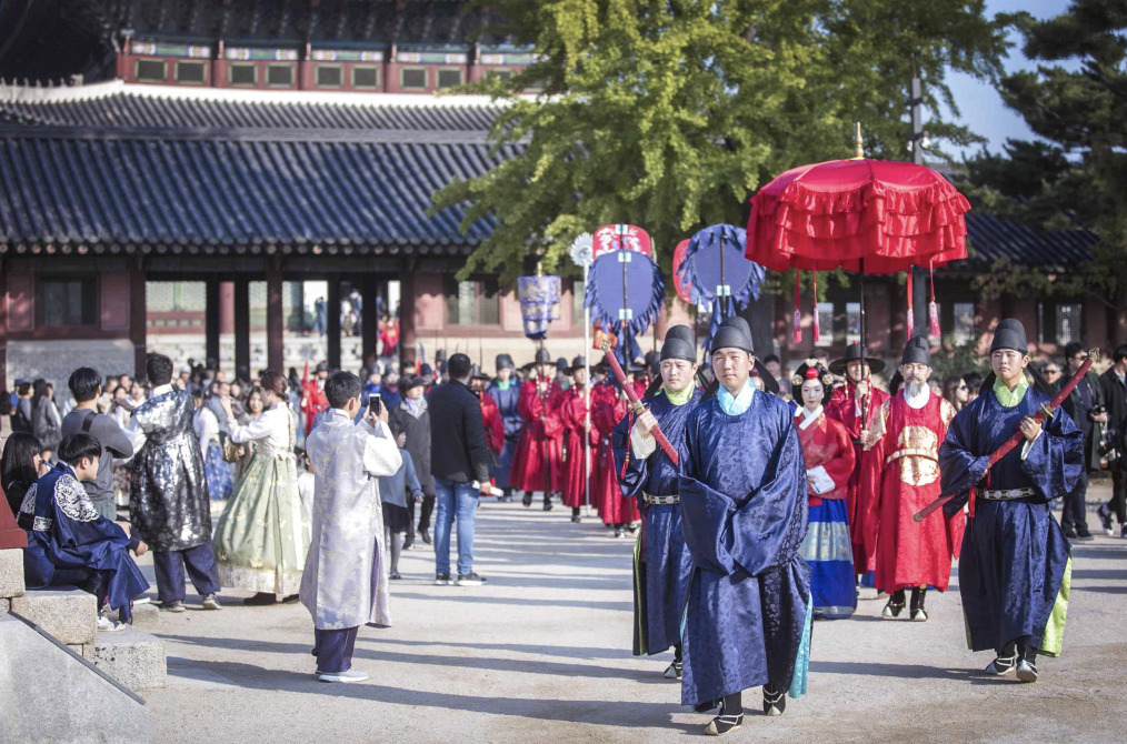 경복궁에서는 국왕, 왕비, 왕세자 등이 군사 호위를 받으며 궁궐을 산책하는 모습을 재현한 ‘왕가의 산책’이 진행된다. [문화재청]
