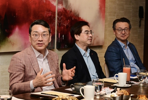 조주완 LG전자 대표가 11일(현지시간) 미국 실리콘밸리에서 한국 특파원들과 간담회를 하고 AI 인재 영입에 대한 의지를 밝히고 있다. [연합]