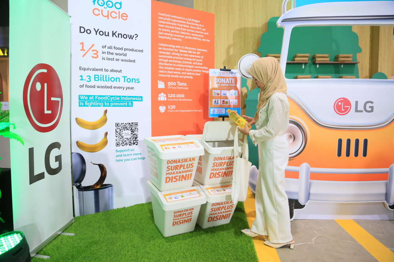 LG전자가 지난 4월 인도네시아 칠랙스 수디르만 자카르타에서 ‘제로 푸드 웨이스트(Zero Food Waste)’를 실천하고 LG전자가 추구하는 지속가능한 라이프스타일을 경험하는 고객 체험공간을 운영했다. 인도네시아 고객이 기부상자에 기부 물품을 넣고 있다.[LG전자 제공]
