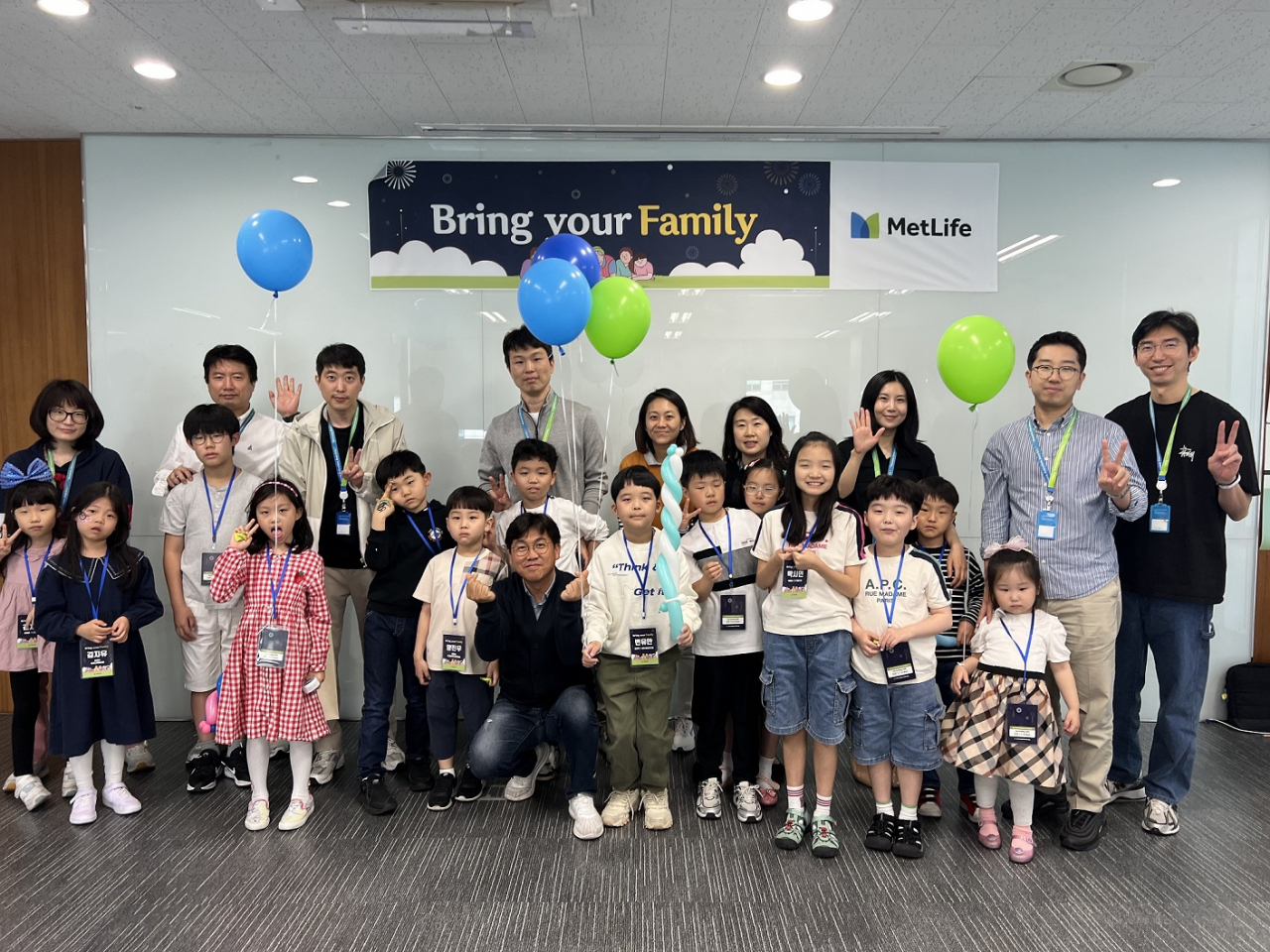 지난 10일 메트라이프생명 본사에서 진행된 'Bring Your Family'에 참가한 임직원과 가족이 기념사진을 촬영하고 있다.