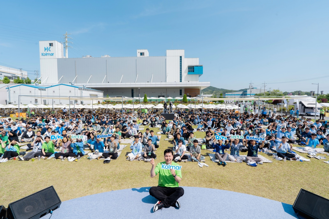 윤상현 콜마홀딩스 부회장이 세종공장 타운홀미팅을 마치고 기념촬영을 하고 있다. [콜마홀딩스 제공]