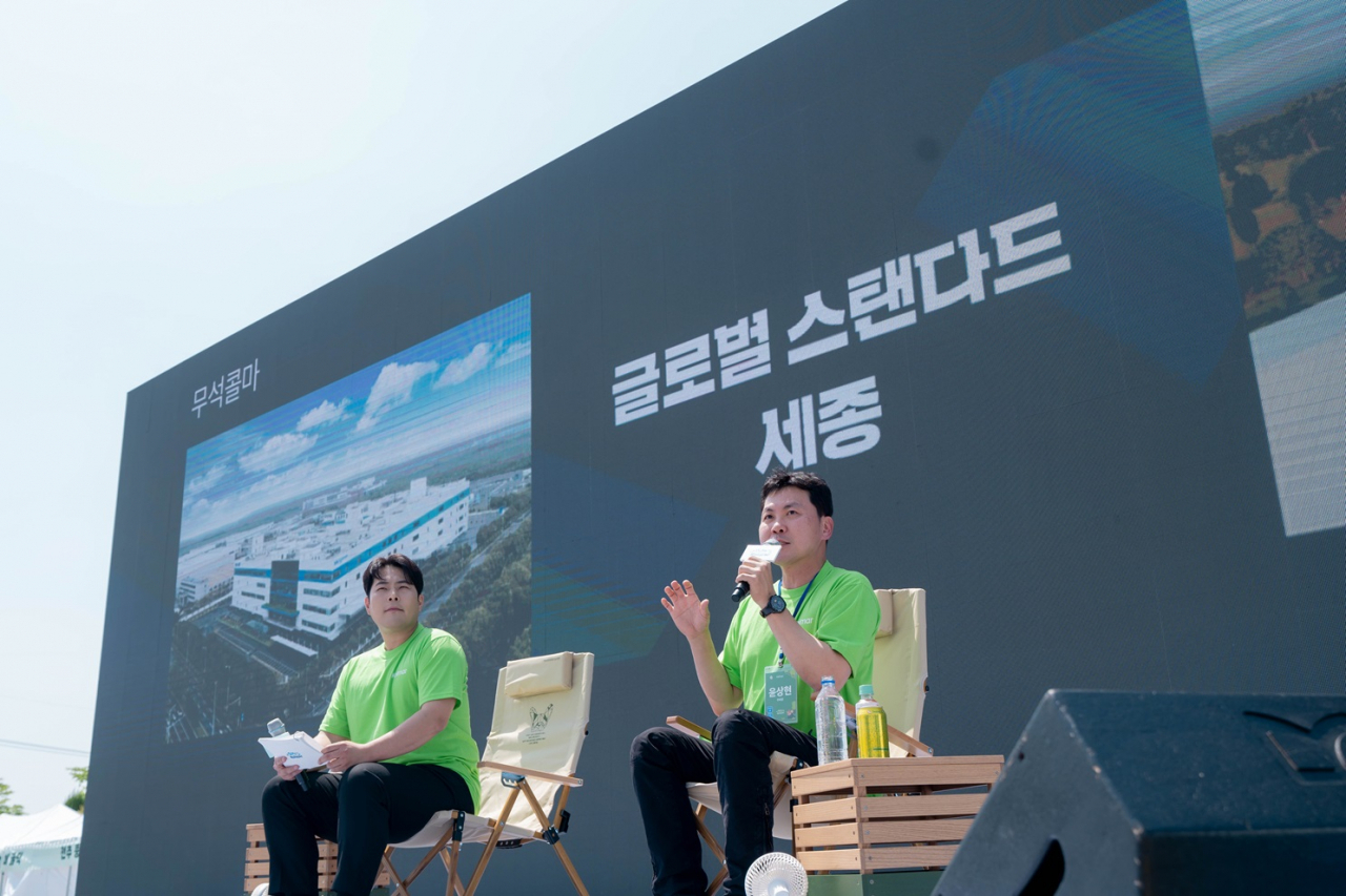 윤상현 콜마홀딩스 부회장이 세종공장 타운홀미팅에서 임직원들과 대화를 나누고 있다. [콜마홀딩스 제공]