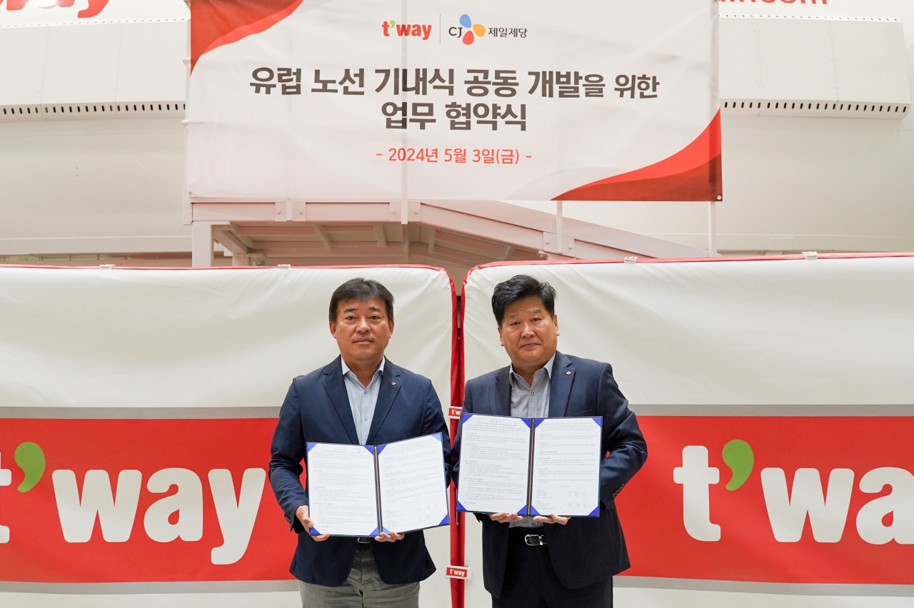 CJ제일제당-티웨이항공 ‘유럽 노선 기내식 공동 개발을 위한 업무 협약식’에서 박충일(오른쪽) CJ제일제당 B2B 사업본부 본부장과 김형이 티웨이항공 경영본부장이 기념사진을 촬영하고 있다. [CJ제일제당 제공]