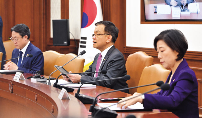 최상목 경제부총리 겸 기획재정부 장관이 13일 서울 종로구 정부서울청사에서 열린 경제관계장관회의에서 모두발언을 하고 있다. 최 부총리는 이날 “저출생 대응, 청년지원, 첨단·전략산업 인력양성 등 주요 투자과제 중심으로 부처 간 연계를 강화하겠다”며 밝히고, “복합 이슈일수록 부처 간 칸막이를 허물어 정책의 공간과 여력을 넓혀 반드시 ‘해답을 찾는 경제원팀’이 되겠다”고 강조했다. 이어 “내년도 정부예산은 범부처 협업을 대폭 강화해 개별 부처가 아닌 국민 입장에서 편성하겠다”고 말했다. 임세준 기자