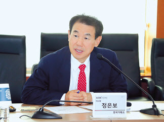 정은보 한국거래소 이사장이 서울 영등포구 한국거래소에서 열린 ‘기업 밸류업을 위한 중견기업 간담회’에 참석해 인사말을 하고 있다. [연합]