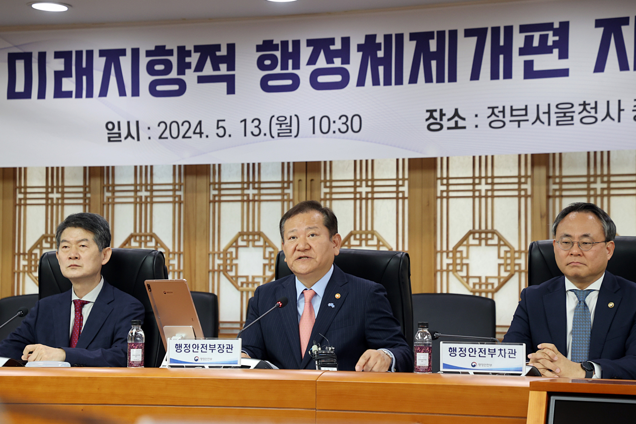 이상민 행정안전부 장관이 12일 오전 서울시 종로구 정부서울청사에서 열린 ‘미래지향적 행정체제개편 자문위원회’ 출범식에서 위원 위촉장 수여를 한 뒤 인사말을 하고 있다.[연합]