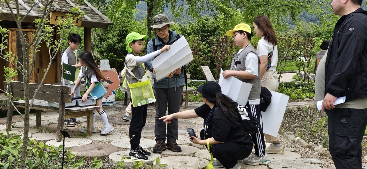 지난 11일 어린이들이 국립백두대간수목원을 돌아다니며 산림생물자원을 탐사하고 있다.