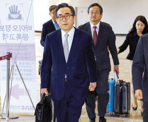 조태열 외교부 장관이 중국 베이징에서 한·중 외교장관 회담을 하기 위해 13일 오전 서울 김포공항을 통해 출국하고 있다. [연합]