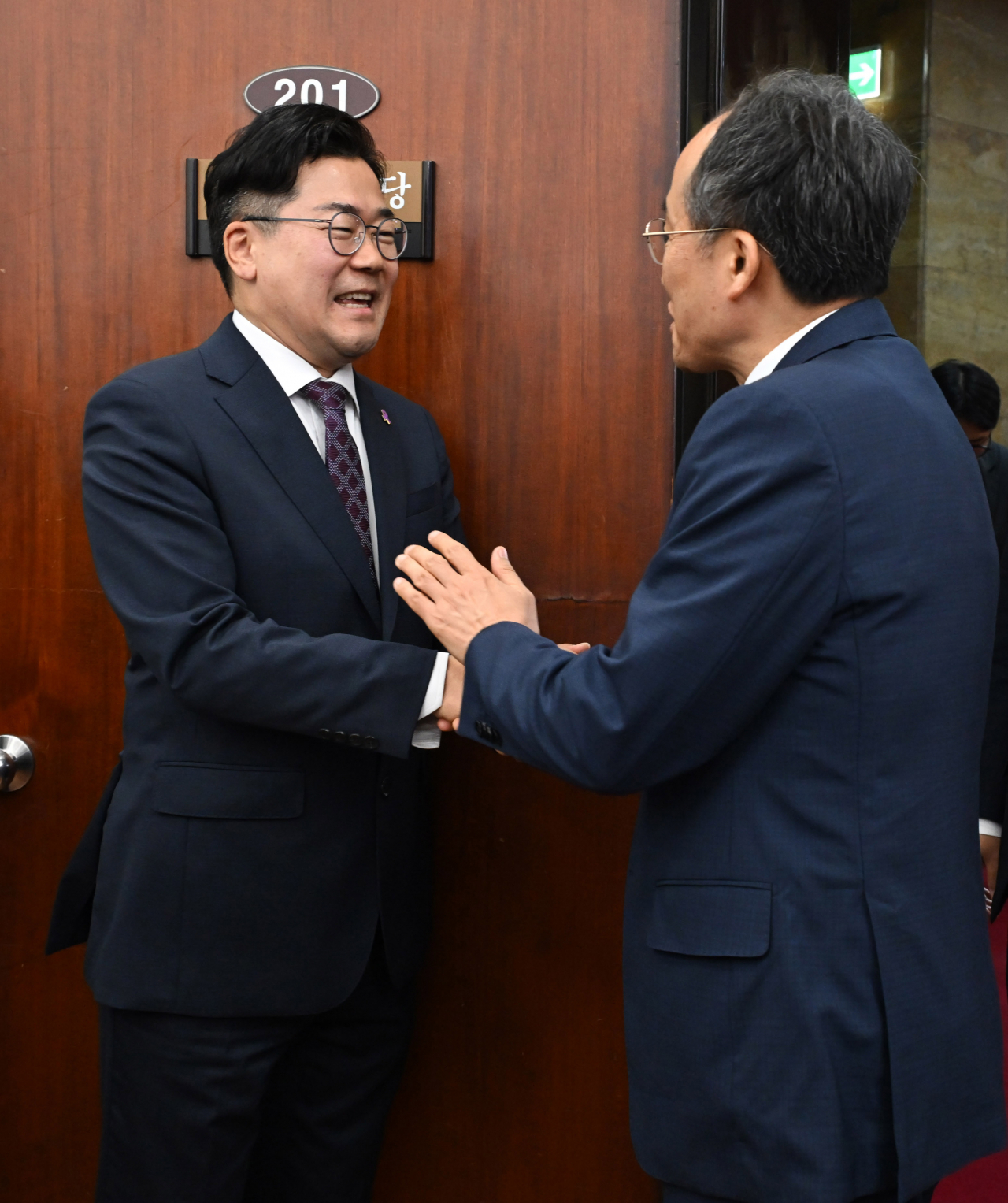 박찬대(오른쪽) 더불어민주당 원내대표와 추경호 국민의힘 원내대표가 13일 서울 여의도 국회에서 취임 후 첫 회동을 하고 있다. 이상섭 기자