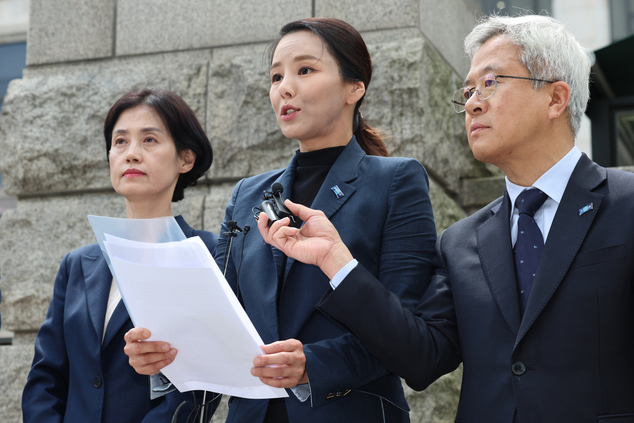 김보협(오른쪽) 조국혁신당 대변인, 왼쪽은 박은정 당선인, 가운데는 강미정 대변인. [연합]