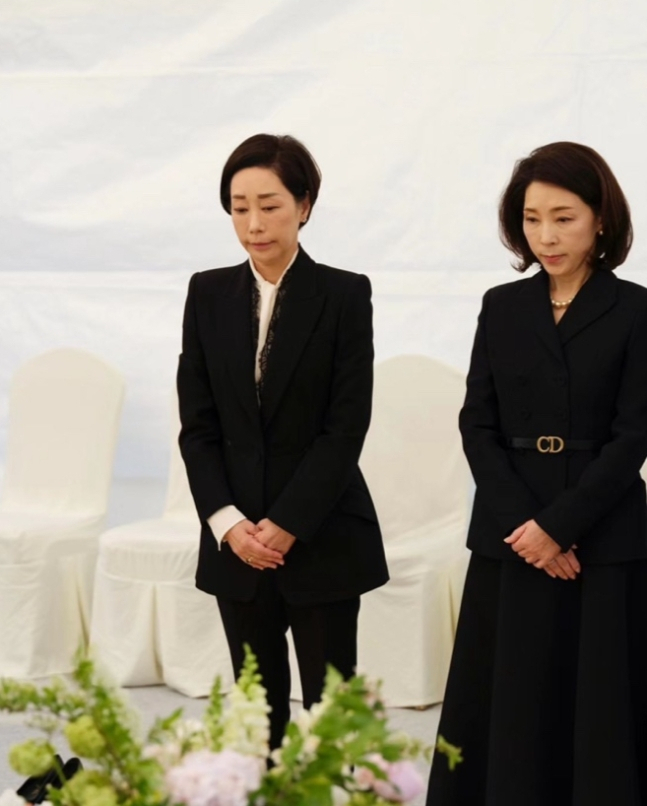 구지은(왼쪽) 아워홈 부회장과 둘째 언니 구명진씨가 아버지 고(故) 구자학 회장 묘소를 찾았다. [구지은 부회장 인스타그램]