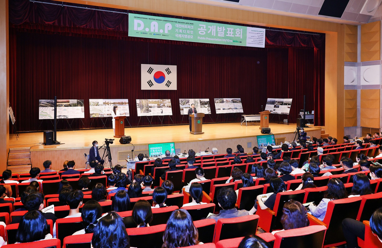 대전시는 지난 10일 중촌근린공원에 들어설 음악전용공연장과 제2 시립미술관 건립을 위한 기획디자인 국제지명공모 공개발표회를 개최하고 출품작의 심사를 마쳤다.
