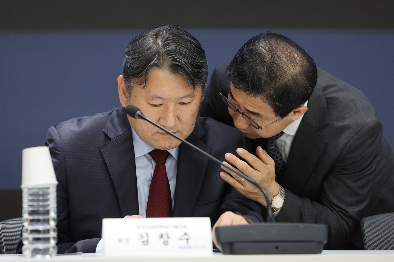 김창수 전국의과대학교수협의회(전의교협) 회장(왼쪽)이 13일 오후 서울 용산구 대한의사협회에서 전의교협, 대한의학회 주최로 열린 '의대입학정원 증원의 근거 및 과정에 대한 기자회견'에서 박형욱 대한의학회 부회장과 대화하고 있다. [연합]