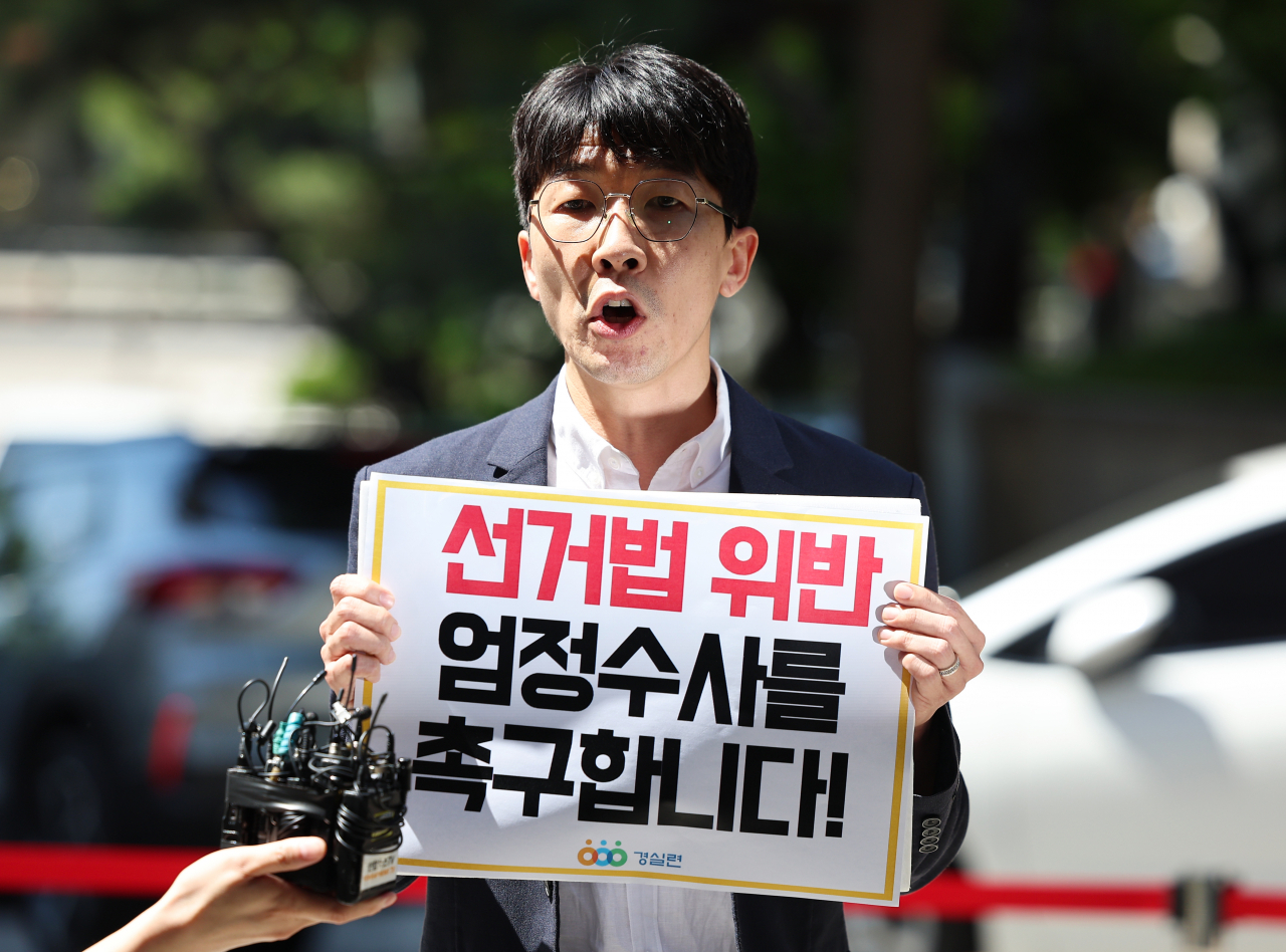 경제정의실천시민연합(경실련) 정택수 부동산국책사업감시팀 부장이 13일 오후 서울 마포구 서울경찰청 공공범죄수사대에서 열리는 윤석열 대통령 선거법 위반 신고 관련 신고인 조사 출석에 앞서 취재진에 입장을 밝히고 있다. [연합]