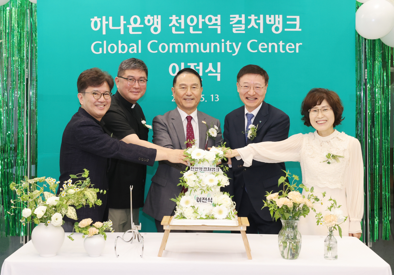 박상돈(사진 가운데) 천안시장과 이승열(오른쪽에서 두 번째) 하나은행장이 행사에 참석한 관계자들과 기념촬영을 하고 있다.[하나은행 제공]