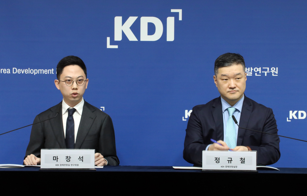 한국개발연구원(KDI) 마창석 경제전망실 연구위원(왼쪽)과 정규철 경제전망실장 [연합]
